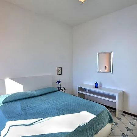 Sleeps 5 Pool Air Con Wifi Apartment